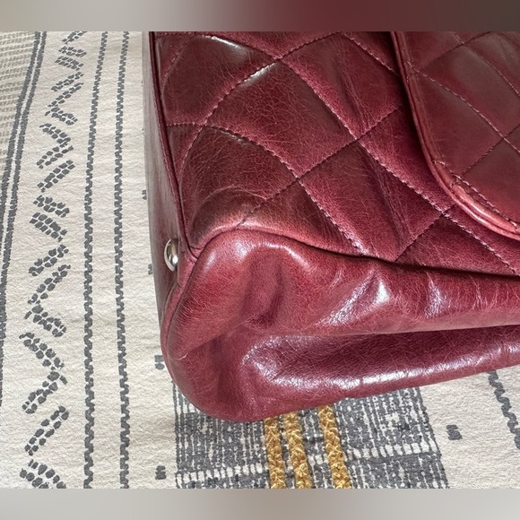 Preowned - CHANEL
Glazed Calfskin Quilted Small CC Delivery Tote Burgundy - Picture 6 of 16